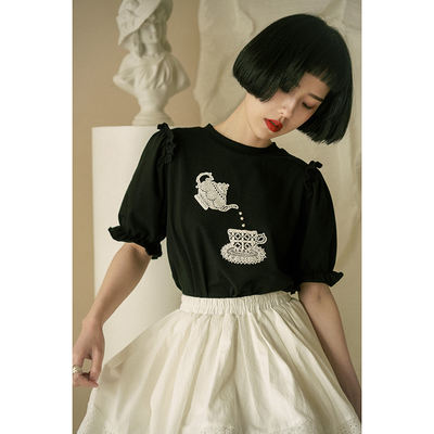 However, this is a black micro-bubble short-sleeved T-shirt for a literary girl with original magic teapot embroidery and three-dimensional decoration