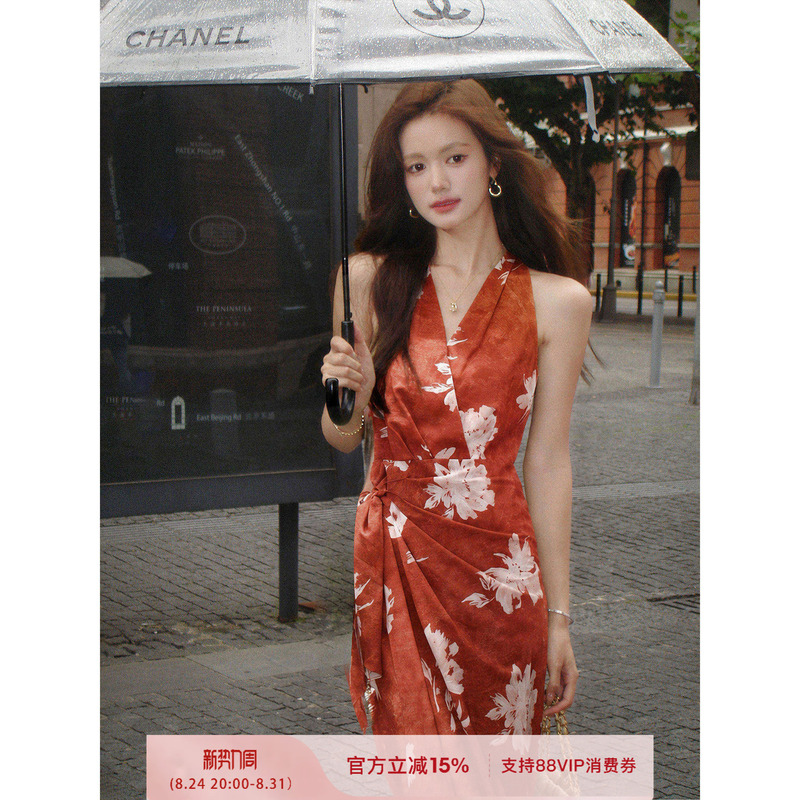 Plums Are Ripe, the Retro Dress with the Print of the Red Valley Curtain Is a Halter Neck V-Neck Dress That Slims the Waist and Enhances the Elegant Look Plums Are Ripe, the Retro Dress with the Print of the Red Valley Curtain Is a Halter Neck V-Neck Dress That Slims the Waist and Enhances the Elegant Look