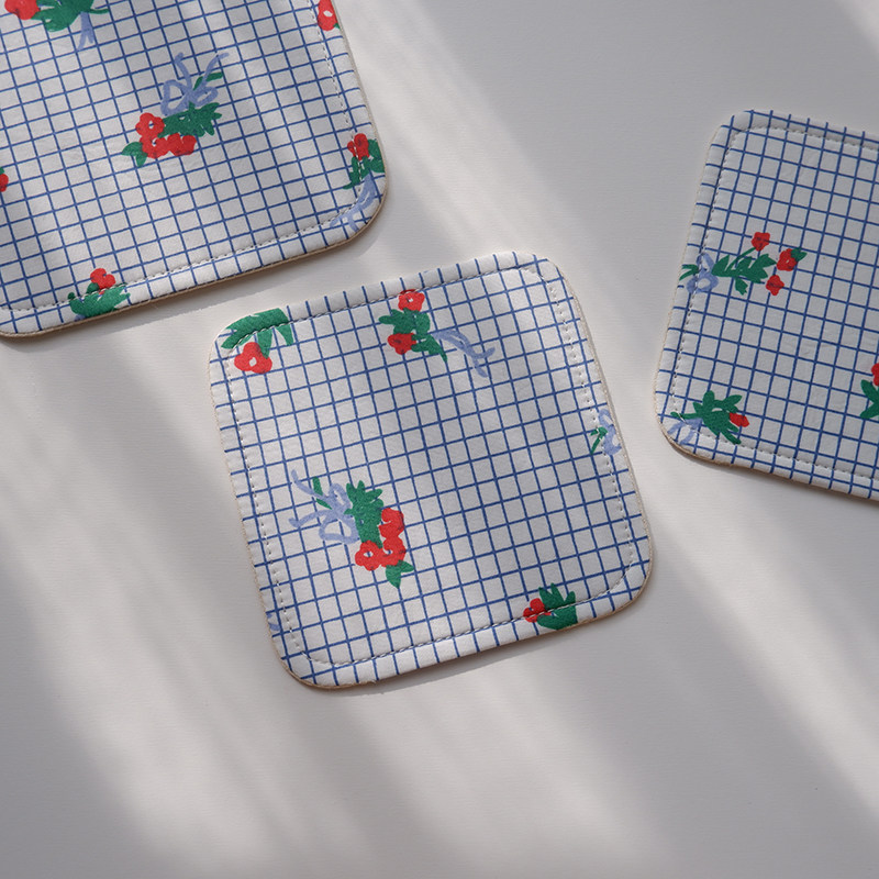 Small bouquet of flowers simple wind pure cotton 10cm rounded square handmade fabric quilted coaster tea mat cute small things