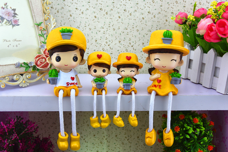 [Đặc biệt hàng ngày] trang trí sáng tạo thủ công nhà một gia đình bốn đồ trang trí nhựa quà tặng trẻ em treo chân búp bê phụ kiện trang trí kệ tivi
