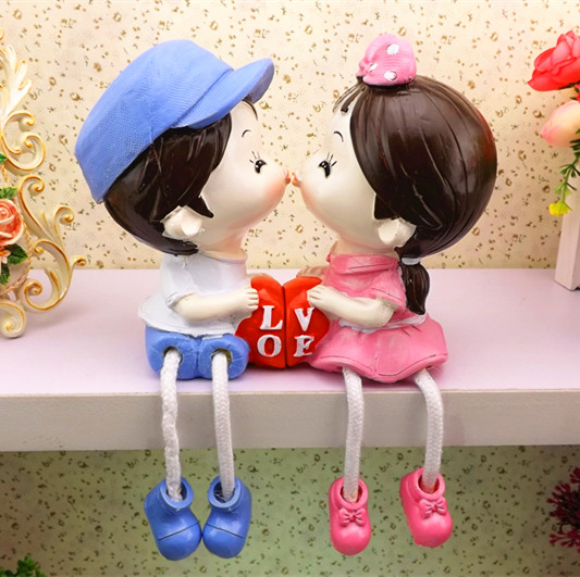 Fashion creative resin hanging feet dolls home decorations kiss couple dolls cute home decorations