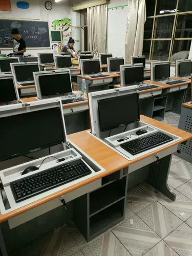 В классе используется настольный настольный компьютер на рабочем столе дисплея Дисплят отдельная ширина таблицы 800 мм для