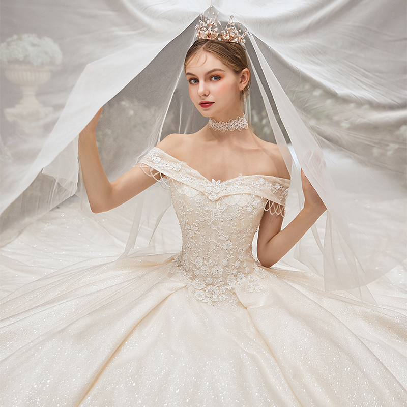 Main wedding dress 2020 new Hepburn -style bride, a small one shoulder, a luxurious drag champagne color wedding dress Main wedding dress 2020 new Hepburn -style bride, a small one shoulder, a luxurious drag champagne color wedding dress