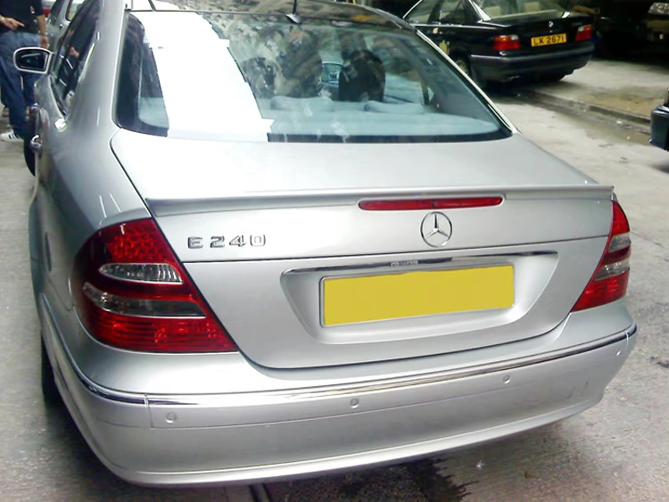 Mercedes-Benz W211 cánh sau E-class E240 / E230 / E280 sửa đổi cánh đuôi PU đuôi đuôi bằng sợi carbon