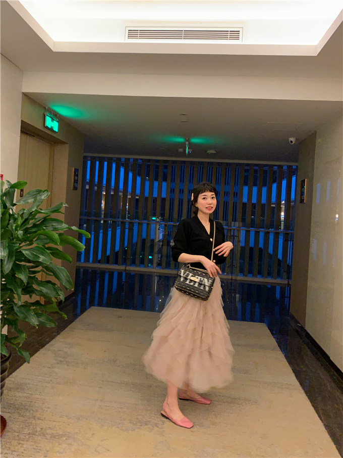 TBORAKOO Korea East gate knockout love ~ Black V collar pearl button Knitted Cardiovert Coat