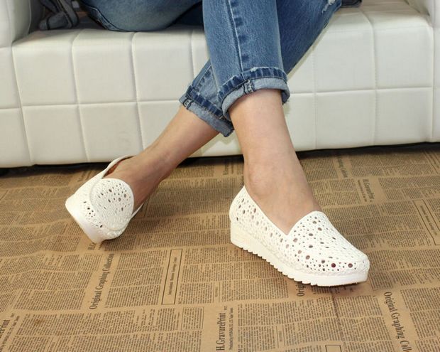 Mùa hè 2017 chim yến hoa dép nhựa dép nữ y tá màu trắng nêm có lỗ giày phụ nữ mang thai giày mẹ sandal đế cao