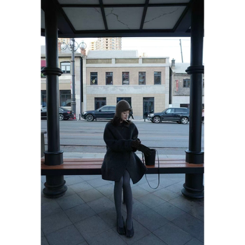 ZHONG HE · 滕捣捣 25冬新款苏丽绵羊毛简约复古翻领毛呢外套女