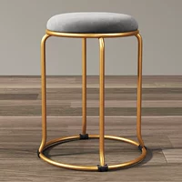 Золотая нога серая пухлая ткань