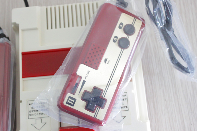 Nintendo Nintendo máy màu đỏ và trắng phiên bản tiếng Nhật của máy đỏ và máy chủ lưu trữ trò chơi FC Phần A GK003 - Kiểm soát trò chơi tay xbox one s
