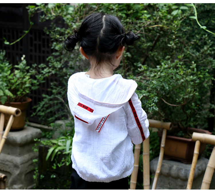 Qi Yue trẻ em bông và vải lanh quần áo chống nắng mùa hè chàng trai và cô gái thở điều hòa không khí áo cha mẹ và con bãi biển trùm đầu kem chống nắng áo khoác áo dạ bé trai