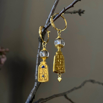 Take off the high-heeled shoes the owner's private jewelry hand-carved ancient gold earrings peaceful and happy crystal earrings