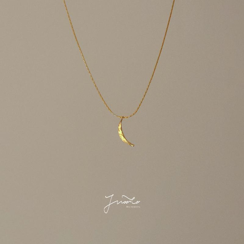 月のようなフック/アメリカ製のオリジナルデザインのハンドメイドネックレス。月の要素を持つ幸運の女性のための14Kゴールドフィルドのシンプルな気質のネックレス。