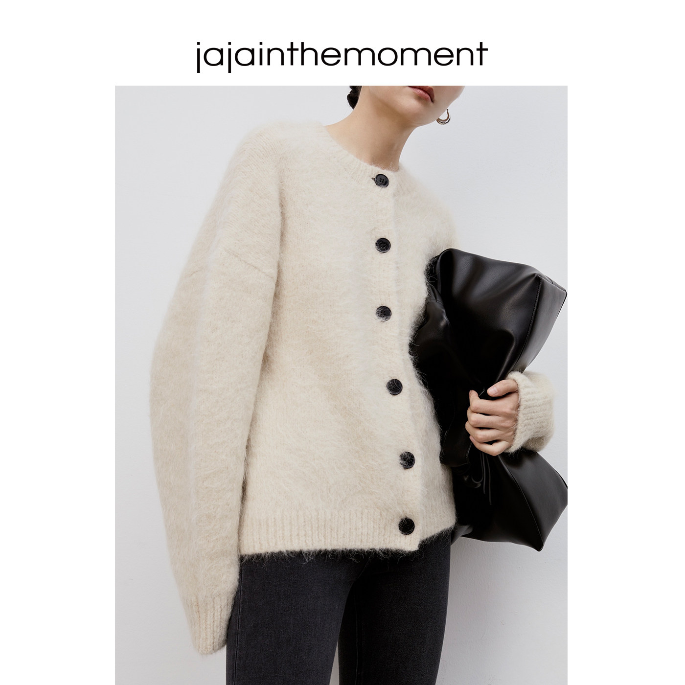 (8 fold clear cabin-no back-change) Sheep wool fluffy atmosphere with a thick and round neckline