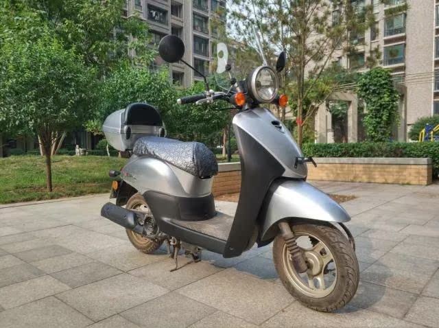 (包邮) Hộp bên hông Châu Hồng New Ben - Kính chắn gió trước xe gắn máy SDH50QT-43 miễn phí 	các mẫu kính chắn gió xe máy