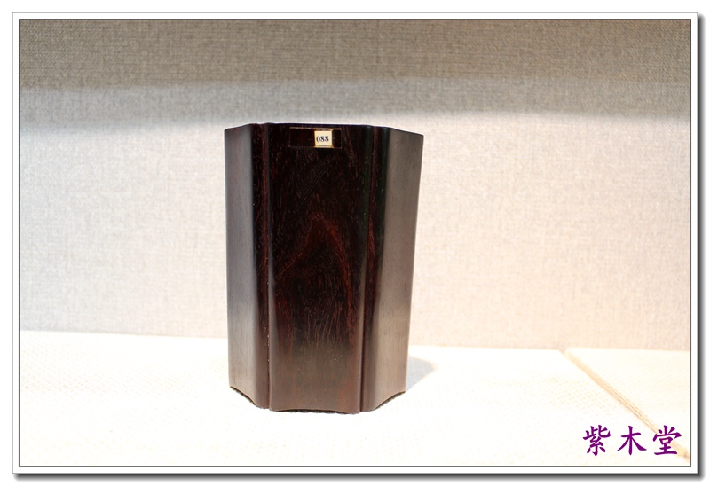 Small leaf red sandalwood old material Su Gong Hexagon Kwai Mouth pen holder (088)