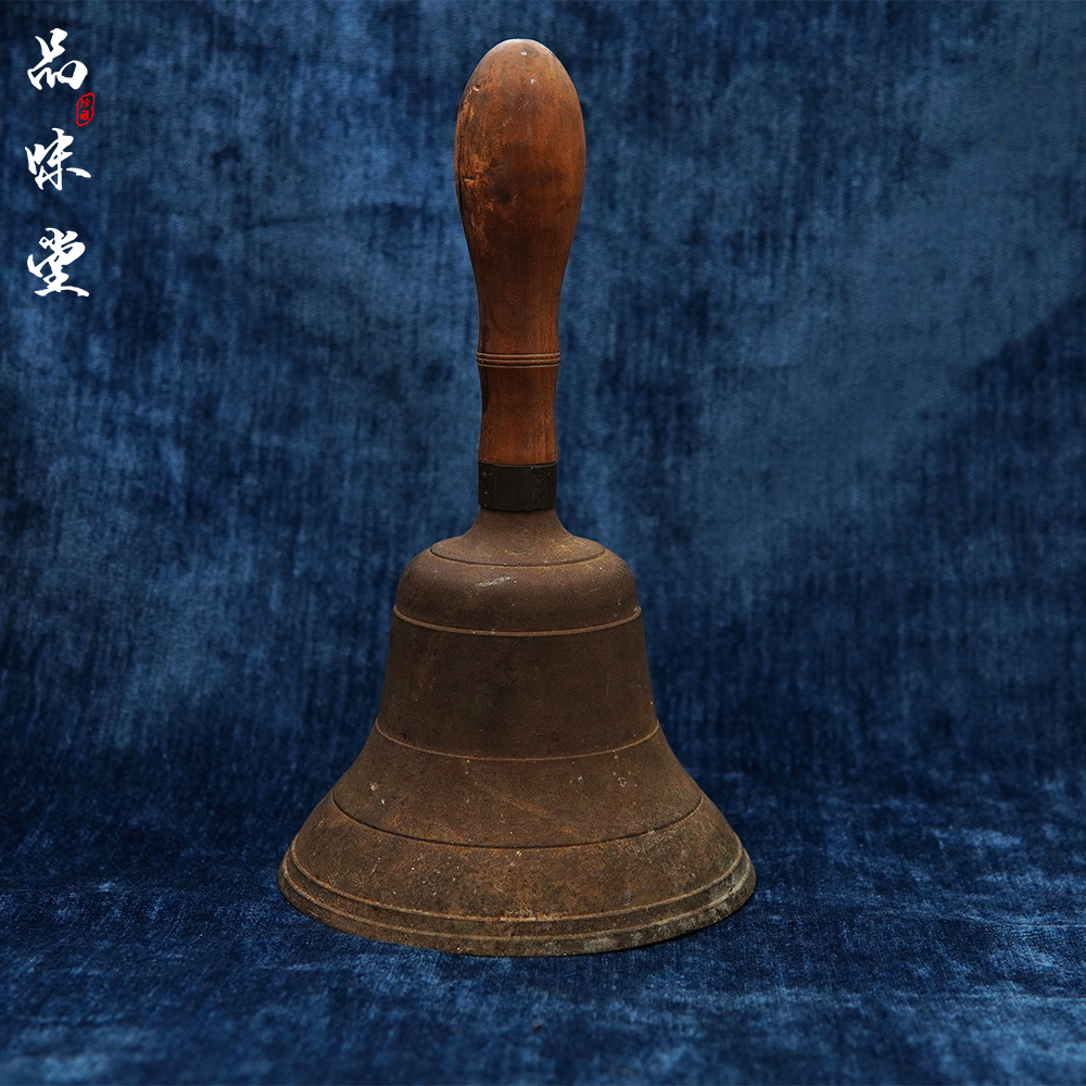 In 1912, the Japanese old brass bell large rattle solid wood complete collection of pleasant sound and beautiful sound is rare