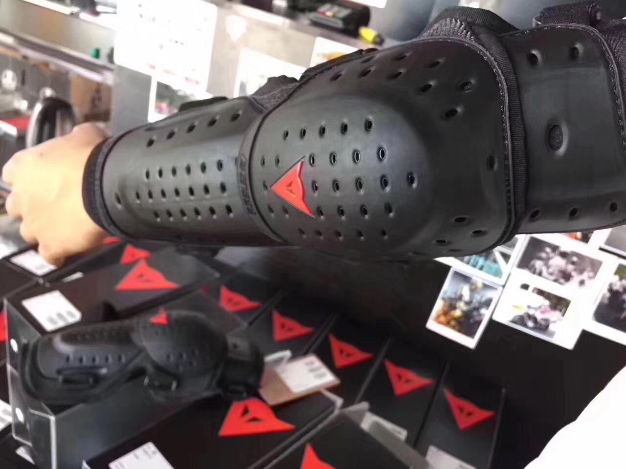 Chính hãng Dainese Dennis Racing Cưỡi Kneepads Elbow Bras Backboard Xe máy Thiết bị bảo vệ - Xe máy Rider thiết bị đai bảo vệ đầu gối