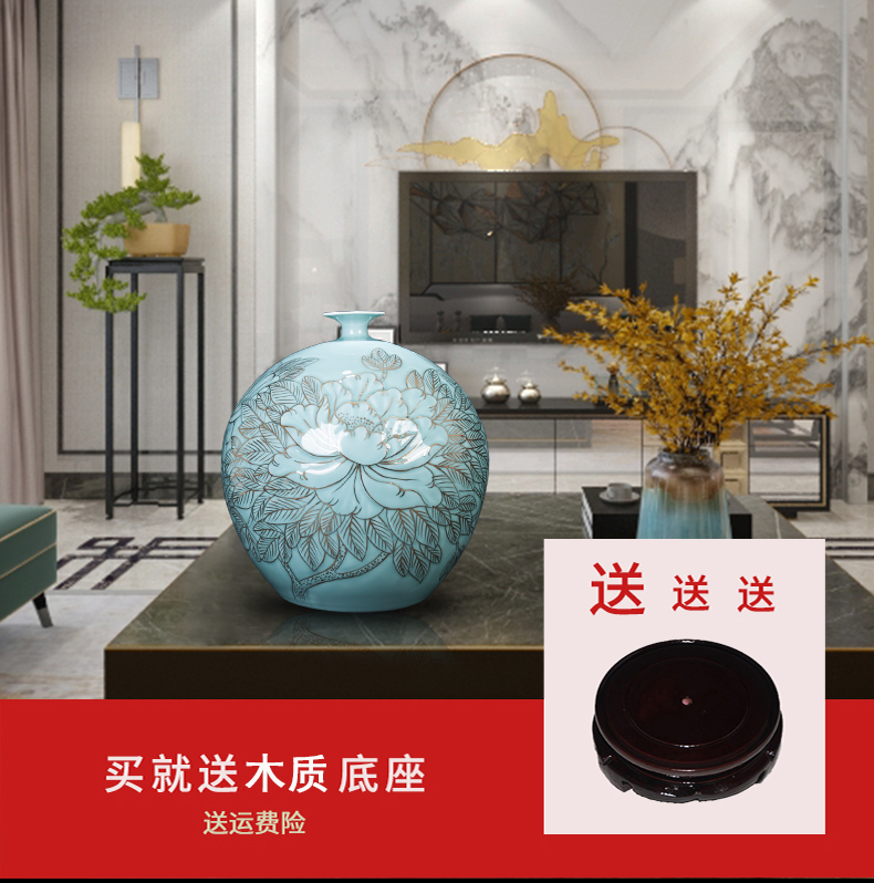 The New Chinese blue and white porcelain of jingdezhen ceramic paint peony vases, home furnishing articles large sitting room porch decoration