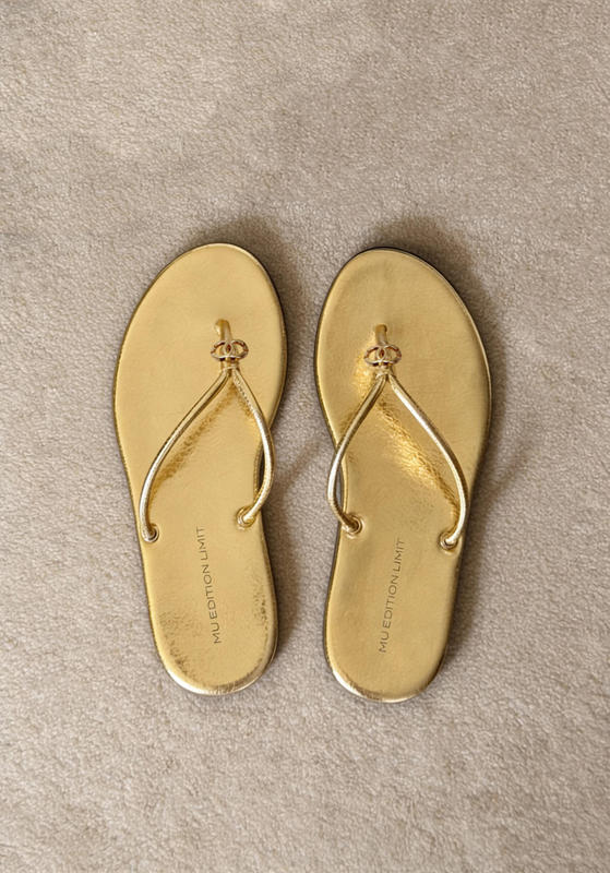 2026 New Chanel-Style French-Style Double C Flip-Flops for Women, Gold Flat Sandals, Women's Beach Shoes