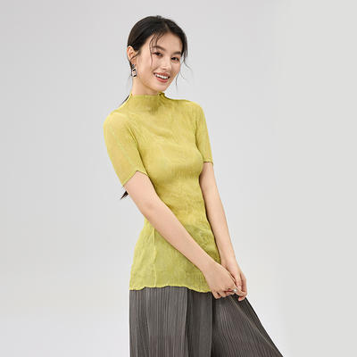 A new high-end, simple semi-high-neck short-sleeved T-shirt for summer 26. Solid color, pleated, elegant, slimming and versatile top