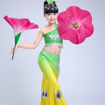 Simulation of the bullhorn flowers fake jade orchid children to perform pink marchids handpicked flowers and flowers