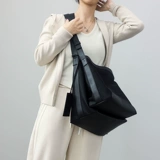 Вместительная и большая сумка на одно плечо