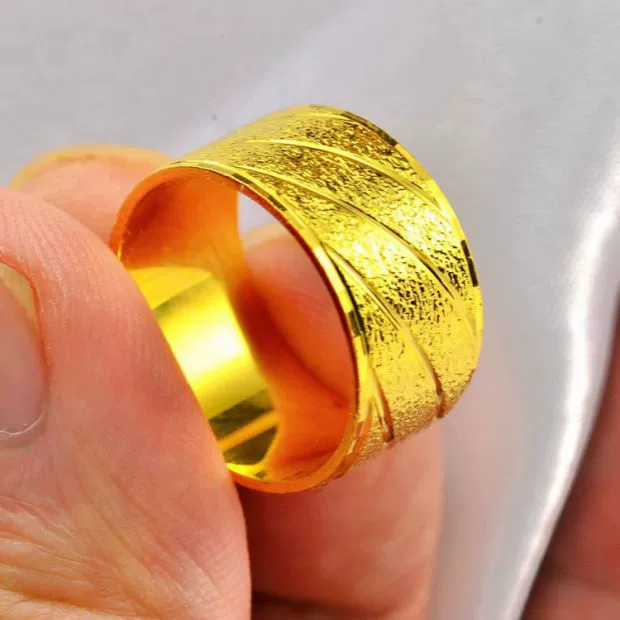 Người bán hàng giới thiệu nhẫn đôi mạ vàng 24K vàng đan chéo bản rộng giả vàng phun cát Việt Nam và vàng Thái Lan không phai - Nhẫn