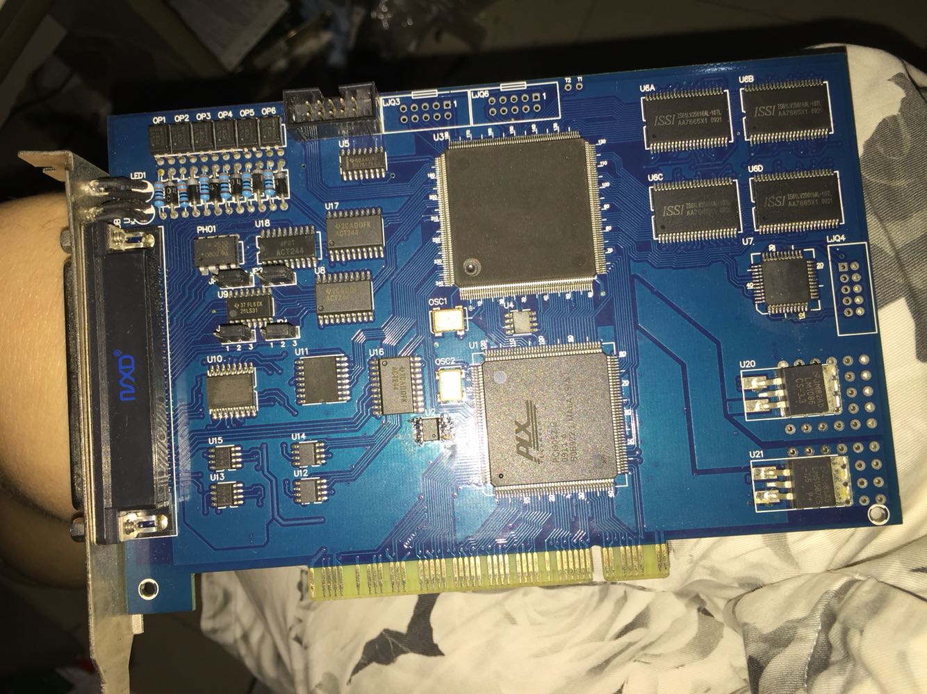 Laser slats the card gold orange to hit the card with the card Shenzhen laser marking the laser marking of the laser marking the laser marking