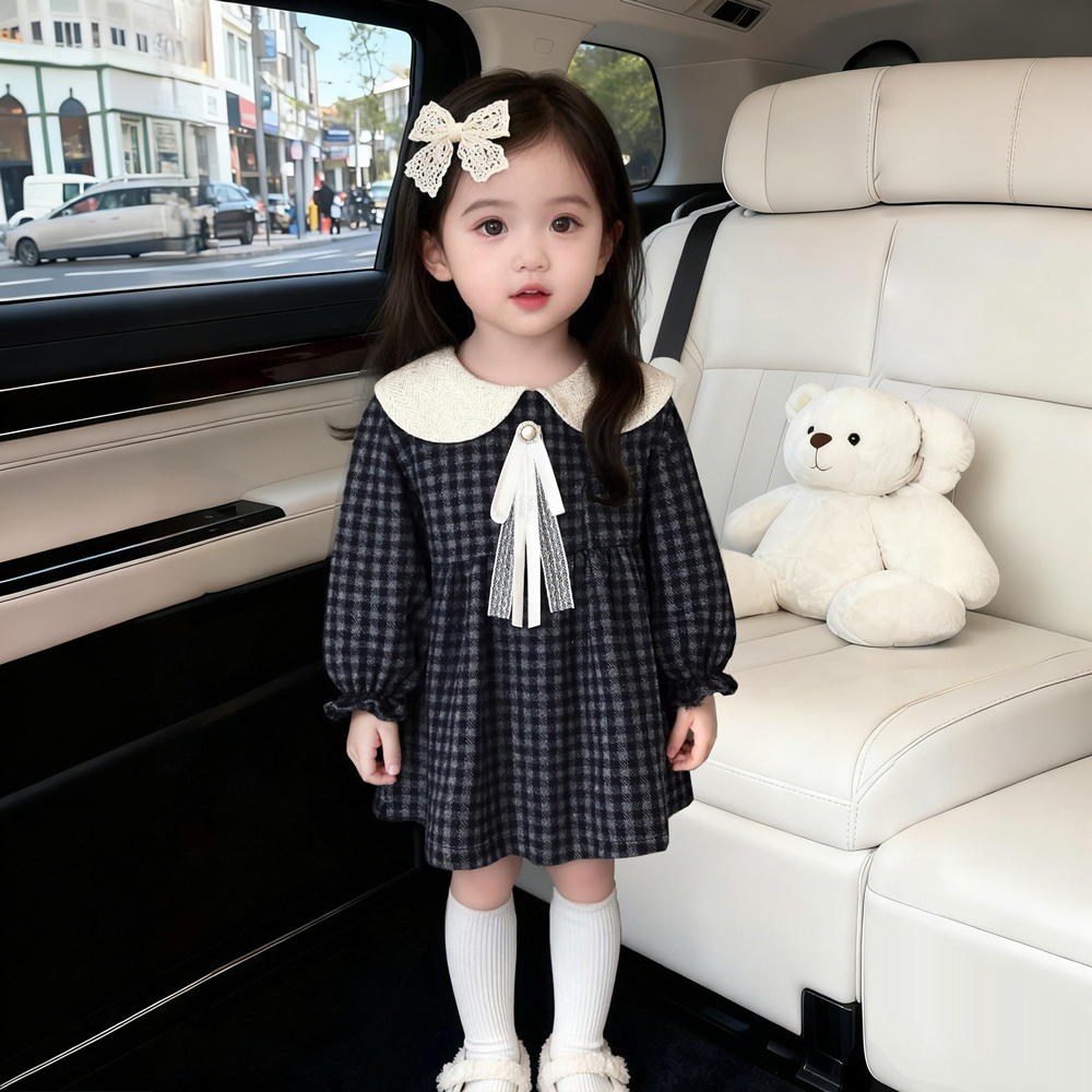 The little skirt-like blouse for baby girls is fashionable and cute