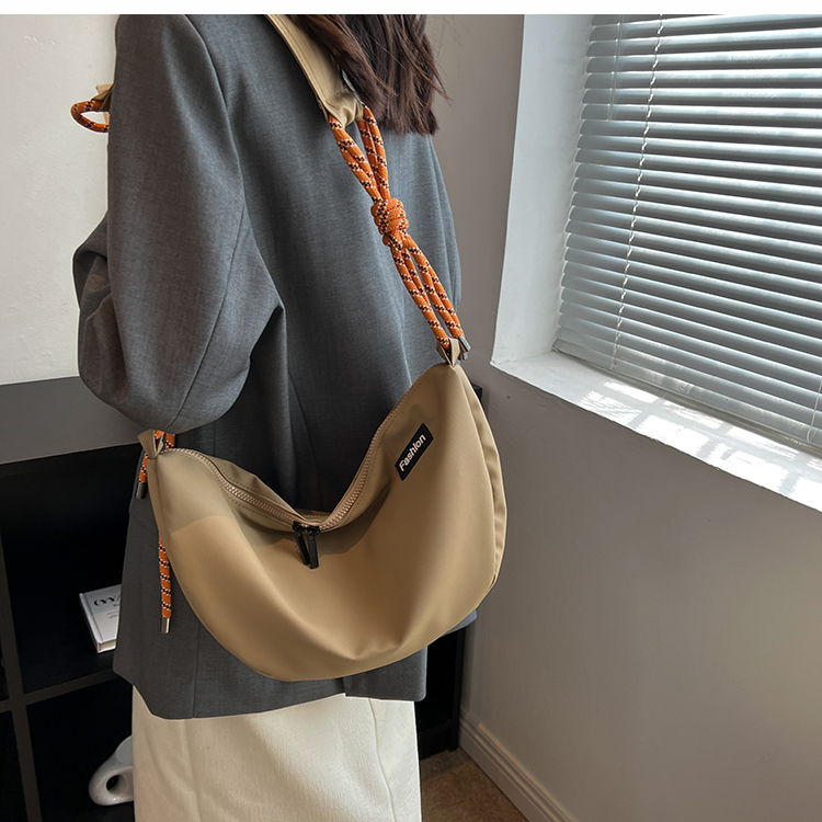 Femmes Moyen Nylon Couleur Unie Style Classique Fermeture Éclair Sac En Forme De Nuage display picture 1