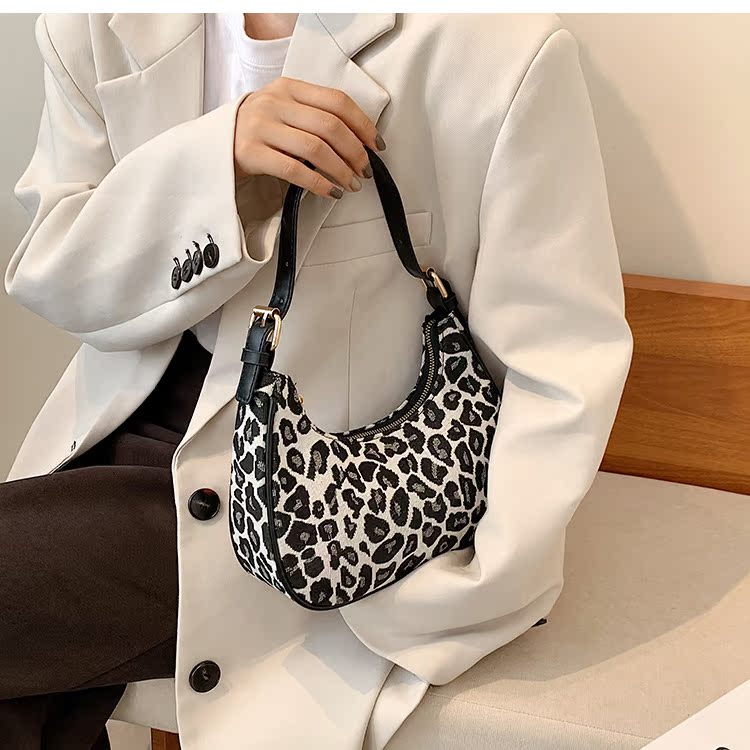 Autumn And Winter Small 2021 New  Messenger Shoulder Underarm Bag Wild Half-moon Bag display picture 8