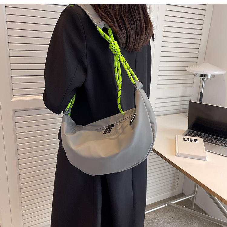 Femmes Moyen Nylon Couleur Unie Style Classique Fermeture Éclair Sac En Forme De Nuage display picture 6