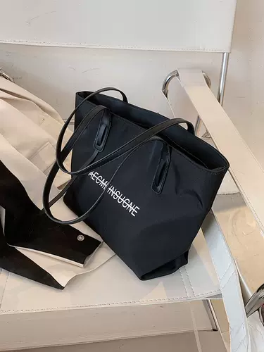 Демисезонная вместительная и большая сумка через плечо