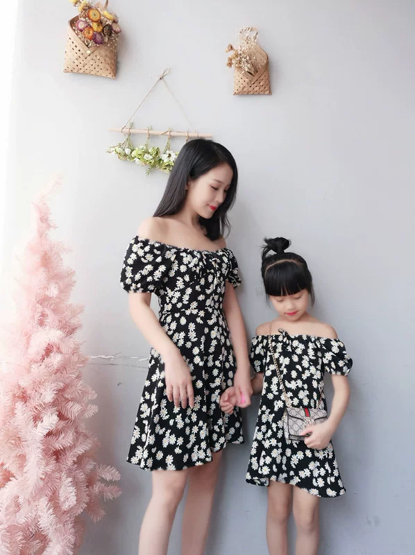Mùa xuân và mùa hè năm 2020 mới của phụ huynh và trẻ em, phụ nữ và phụ nữ phong cách Hàn Quốc ngọt ngào nhỏ chiếc váy hoa cúc nhỏ nhăn nheo - Trang phục dành cho cha mẹ và con