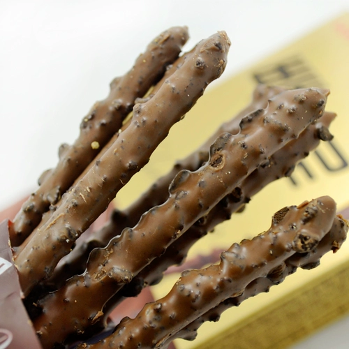 Newjeans рекламирует батончик Lotte Pepero pepero с шоколадной глазурью, импортированный из Южной Кореи