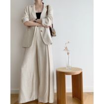 The rest of the light is scattered quietly and lazily waiting for the autumn rice camel variegated profile suit jacket wide leg suit