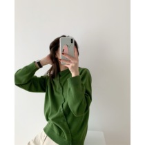 The ICTS went to the green poplar once folded the classic oblique breasted low-key small round neck to wear a green cardigan before and after.