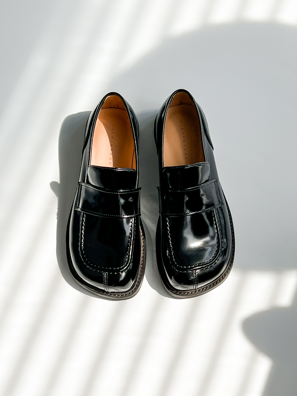 光沢のある最上層のカウハイドで手作りされた大きな丸いつま先の 光沢のある最上層のカウハイドで手作りされた大きな丸いつま先の