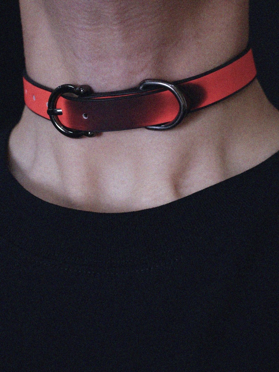 レトロスタイルの色が変わるチョーカーネックレス、柔らかなレザー、セクシーな女の子の首飾り、Y2Kのハイエンドで甘くてクールなスタイルの男女兼用ネックリング。