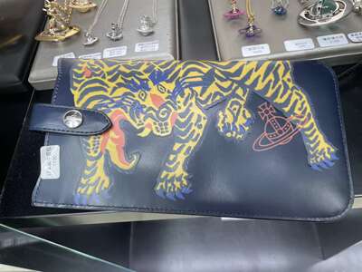 VivienneWestwood Japanese style hand-held cowhide bag at the physical store in Shanghai