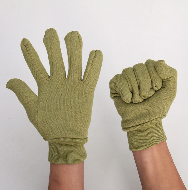 冬季寒冷环境下，如何选择合适的老式绒手套🧤军绿色劳保手套🧤？