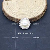 10 жемчужных пластинчатых пряжек диаметром 21 мм.