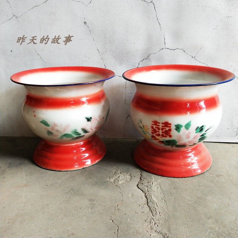Nostalgic Old Stock, 90S High-Footed Enamel Spittoon, One with the Word "Xi," Airplane Brand, Prop Collection