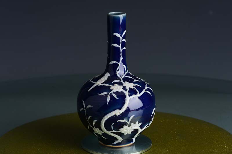 Qing Jiaqing Ji blue glaze pile flower and bird pattern Changfeng Xuanzhen toy celestial ball bottle