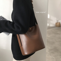 Summer explosion high-end niche bag 2021 new trendy all-match texture large-capacity bucket messenger bag female atmosphere