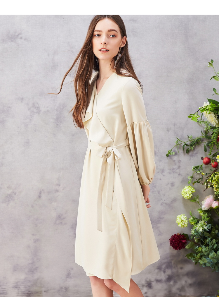 Qiu Shui Yiren 2018 Xuân-Hè Mới Ren cổ chữ V Đèn lồng tay Váy Váy liền thân màu thẫm quần áo thời trang nữ