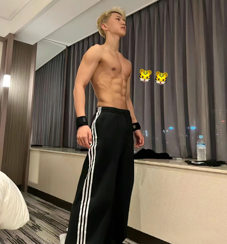 Hoshi Kwon Sun-Young Style Three-Stripe Pants Sports Pants 2026 New High-Waisted Casual Pants Unisex Straight-Leg Pants Hoshi Kwon Sun-Young Style Three-Stripe Pants Sports Pants 2026 New High-Waisted Casual Pants Unisex Straight-Leg Pants