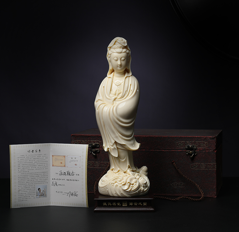 Yutang dai dehua porcelain carving crafts master Lin Lu, whisking sign works at the provincial level across indicates the sea goddess of mercy corps xu huang porcelain