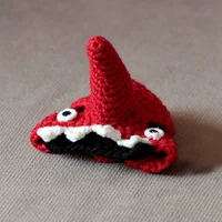 Акула, красная шапка