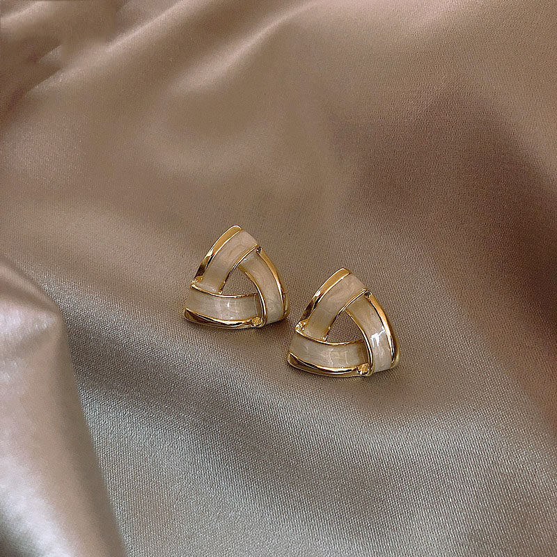 Earrings 2022 New Tide Commute Short European and American Temperament 100 Hitch Retro Port Wind Ear Pin Brief the woman is small